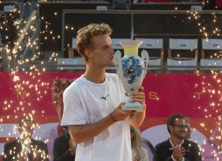 Final do Estoril Open 2026: Luca Van Assche conquista o primeiro título ATP em Portugal Luca Van Assche beija o troféu após conquistar a final do Estoril Open 2026