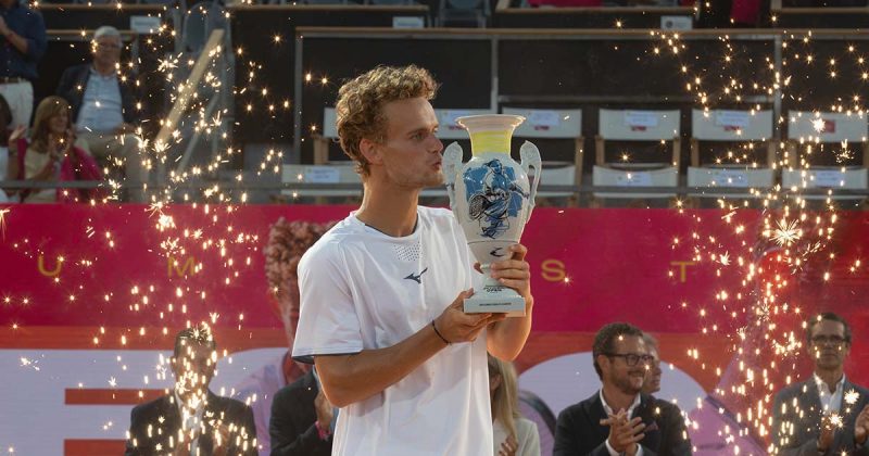 Luca Van Assche beija o trof&eacute;u ap&oacute;s conquistar a final do Estoril Open 2026