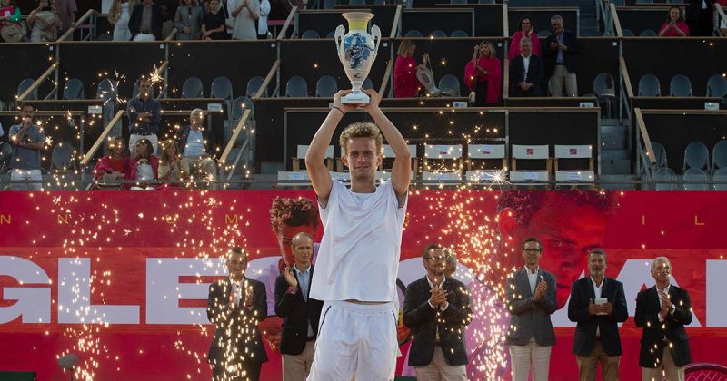 Luca Van Assche levanta o trof&eacute;u ap&oacute;s vencer a final do Estoril Open 2026