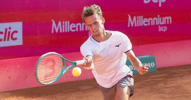 Luca Van Assche durante as meias-finais do Estoril Open frente a Hugo Gaston