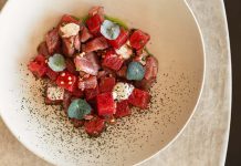 Menu de verão no ONDA inspira-se no Atlântico e valoriza os sabores da costa Prato do menu de verão no ONDA servido no restaurante da Aethos Ericeira, preparado com ingredientes frescos e apresentação contemporânea.