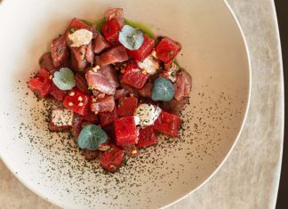 Menu de verão no ONDA inspira-se no Atlântico e valoriza os sabores da costa Prato do menu de verão no ONDA servido no restaurante da Aethos Ericeira, preparado com ingredientes frescos e apresentação contemporânea.