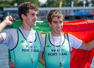 Mundial de Remo Sub-23: Portugal conquista três títulos mundiais em Duisburgo Pedro Rodrigues e Tomás Neves exibem as medalhas de ouro e a bandeira de Portugal após a vitória no Mundial de Remo Sub-23, em Duisburgo