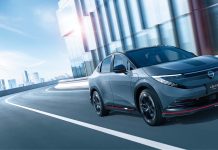 Nissan LEAF NISMO: a assinatura NISMO transforma o SUV elétrico Nissan LEAF NISMO em circulação, destacando o design aerodinâmico e os elementos exclusivos da versão desportiva do SUV elétrico.