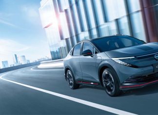 Nissan LEAF NISMO: a assinatura NISMO transforma o SUV elétrico Nissan LEAF NISMO em circulação, destacando o design aerodinâmico e os elementos exclusivos da versão desportiva do SUV elétrico.