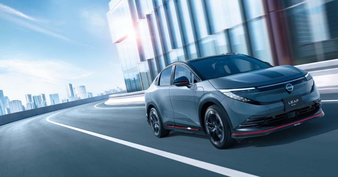 Nissan LEAF NISMO em circulação, destacando o design aerodinâmico e os elementos exclusivos da versão desportiva do SUV elétrico.