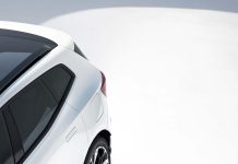 Polestar 4 SUV: família cresce com nova variante de até 630 km de autonomia Vista parcial da traseira do novo Polestar 4 SUV, a nova variante elétrica da marca sueca.