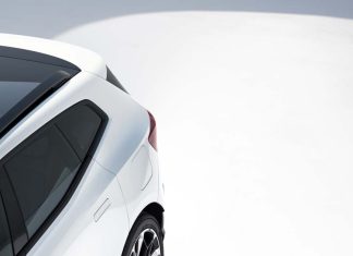 Polestar 4 SUV: família cresce com nova variante de até 630 km de autonomia Vista parcial da traseira do novo Polestar 4 SUV, a nova variante elétrica da marca sueca.