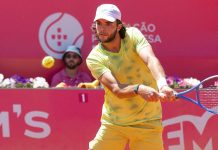 A participação dos portugueses no Millennium Estoril Open termina nos singulares mas continua em pares Portugueses no Millennium Estoril Open: Jaime Faria durante o jogo dos quartos de final frente a Luciano Darderi