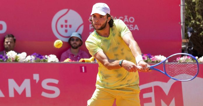 Portugueses no Millennium Estoril Open: Jaime Faria durante o jogo dos quartos de final frente a Luciano Darderi