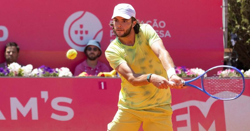 Portugueses no Millennium Estoril Open: Jaime Faria durante o jogo dos quartos de final frente a Luciano Darderi