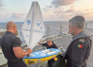 Programa Miniboat: miniveleiro que atravessou o Atlântico é recuperado por alunos dos Açores Programa Miniboat: militares da Marinha Portuguesa preparam o miniveleiro Lady Lance a bordo do NRP Figueira da Foz antes do regresso ao Atlântico