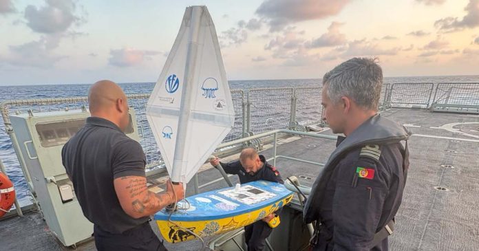 Programa Miniboat: militares da Marinha Portuguesa preparam o miniveleiro Lady Lance a bordo do NRP Figueira da Foz antes do regresso ao Atlântico