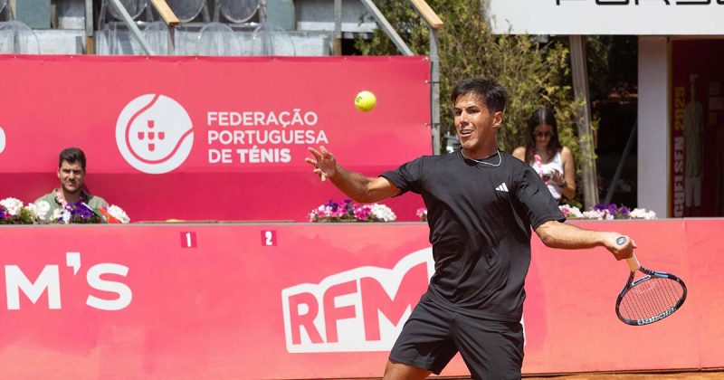 Tiago Torres em a&ccedil;&atilde;o nos quartos de final do Millennium Estoril Open.