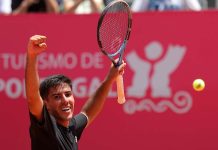 Portugueses no Estoril Open: Tiago Torres estreia-se no ATP com vitória sobre antigo top 20 Portugueses no Estoril Open: Tiago Torres celebra a vitória sobre Nikoloz Basilashvili na estreia em torneios ATP.