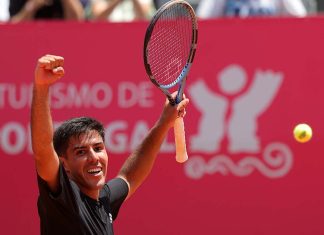 Portugueses no Estoril Open: Tiago Torres estreia-se no ATP com vitória sobre antigo top 20 Portugueses no Estoril Open: Tiago Torres celebra a vitória sobre Nikoloz Basilashvili na estreia em torneios ATP.