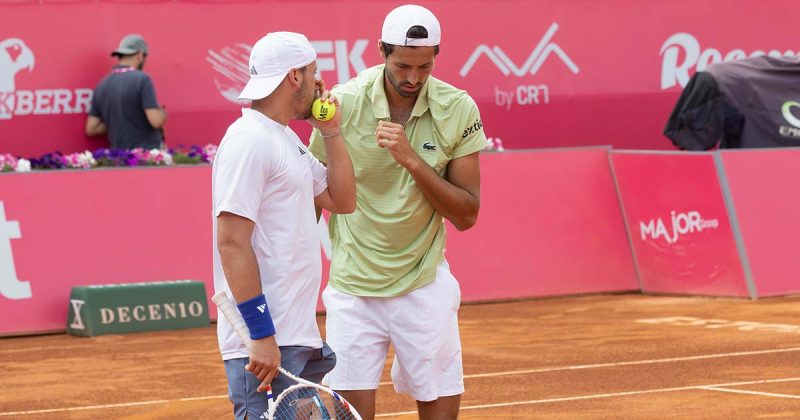 Titouan Droguet e Kyrian Jacquet durante as meias-finais de pares do Estoril Open.