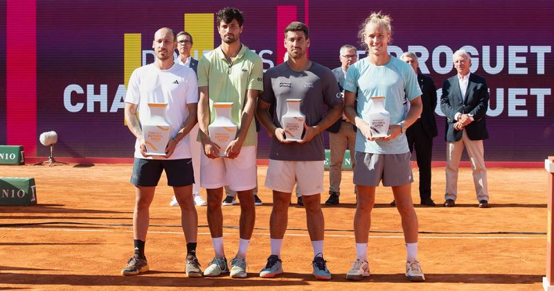 Titouan Droguet, Kyrian Jacquet, Orlando Luz e Rafael Matos exibem os trof&eacute;us da final do Estoril Open 2026.