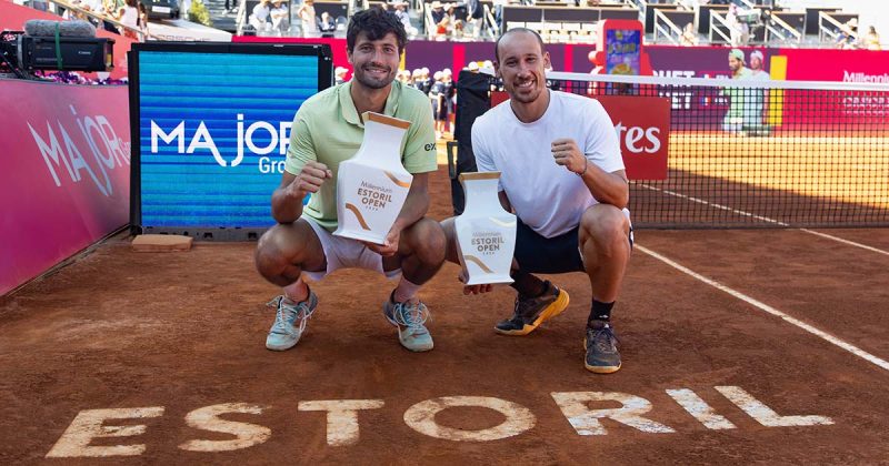 Titouan Droguet e Kyrian Jacquet celebram o t&iacute;tulo de pares da final do Estoril Open 2026.