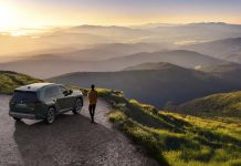 Tração 4×4 também faz a diferença nas viagens de verão Suzuki equipado com Tração 4x4 num miradouro de montanha durante uma viagem de verão