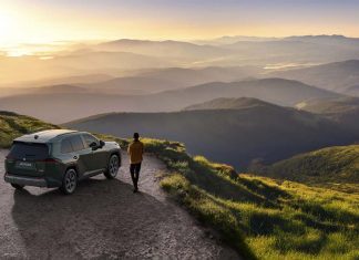 Tração 4×4 também faz a diferença nas viagens de verão Suzuki equipado com Tração 4x4 num miradouro de montanha durante uma viagem de verão