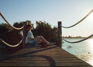 Turismo no Ribatejo ganha nova campanha para conquistar mais visitantes portugueses Imagem da campanha de turismo no Ribatejo mostrando uma viajante durante um percurso pela região.