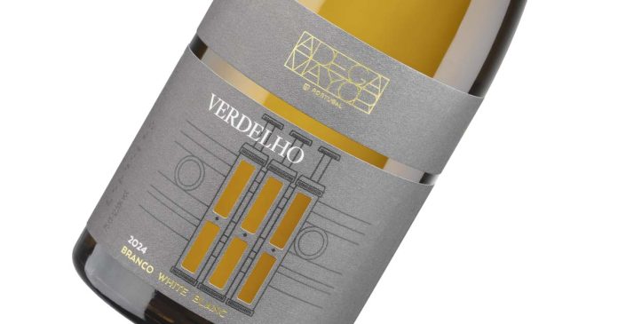 Garrafa do Verdelho da Adega Mayor 2024 distinguido na Escolha do Mercado 2026 entre os melhores vinhos brancos até 20 euros