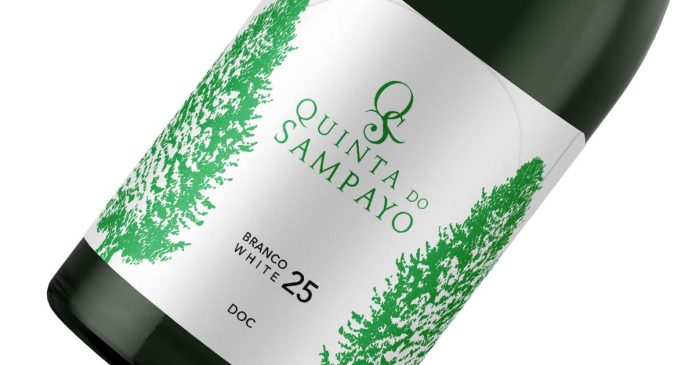 Garrafa do vinho branco do Tejo Branco 2025 DOC da Quinta do Sampayo, produzido com as castas Fernão Pires e Arinto