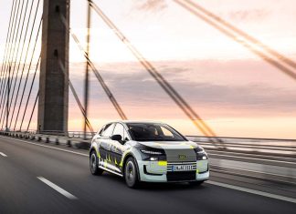 Audi A2 e-tron: o mais eficiente de sempre da marca Audi A2 e-tron em circulação sobre uma ponte, destacando o design do futuro compacto elétrico da marca