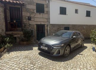 Audi A5 e-hybrid: até 100 km elétricos e 299 cv, numa carrinha que surpreende na estrada Audi A5 e-hybrid Avant quattro numa rua de calçada entre casas tradicionais