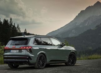 Audi Q7 chega a Portugal com 299 cv e até sete lugares Audi Q7 visto de trás numa estrada de montanha