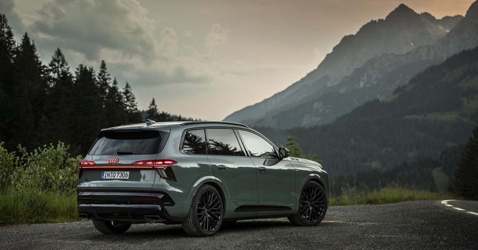 Audi Q7 visto de trás numa estrada de montanha