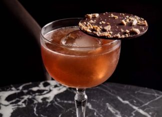Cocktail Eclipse traduz o eclipse solar numa criação de autor Cocktail Eclipse do BLACK MOON, criação de autor inspirada no eclipse solar de 2026