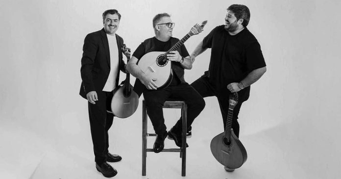 Espetáculo As Três Guitarras - Luís Guerreiro, José Manuel Neto e Ângelo Freire Luís Guerreiro, José Manuel Neto e Ângelo Freire com uma guitarra portuguesa no espetáculo As Três Guitarras