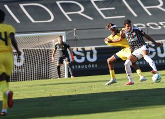 Estrela da Amadora vs Al Nassr: equipa portuguesa vence por 4-2 e assina uma exibição de alto nível Estrela da Amadora vs Al Nassr durante uma disputa de bola no Troféu Cidade da Amadora