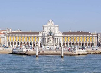 Miradouro da Rua Augusta assinala 13 anos e revela um dos monumentos mais fascinantes de Lisboa Miradouro da Rua Augusta no Arco da Rua Augusta, com vista para a Praça do Comércio, em Lisboa
