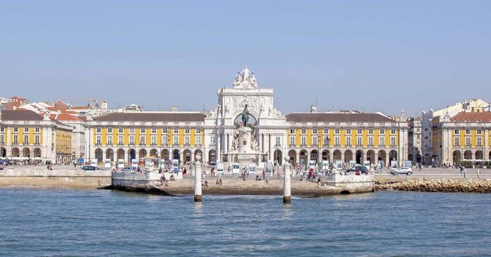 Miradouro da Rua Augusta no Arco da Rua Augusta, com vista para a Praça do Comércio, em Lisboa