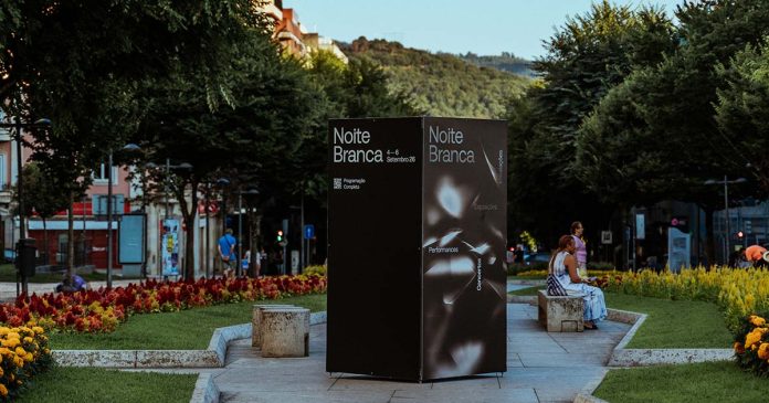 Estrutura da Noite Branca de Braga instalada num jardim da cidade
