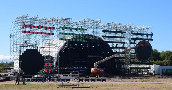 Palco principal de O Sol da Caparica em construção O Sol da Caparica com o palco principal em construção