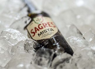 Sagres Mista recupera uma tradição das cervejarias portuguesas Sagres Mista em garrafa sobre gelo, edição limitada inspirada na tradição portuguesa de misturar cerveja dourada e cerveja preta