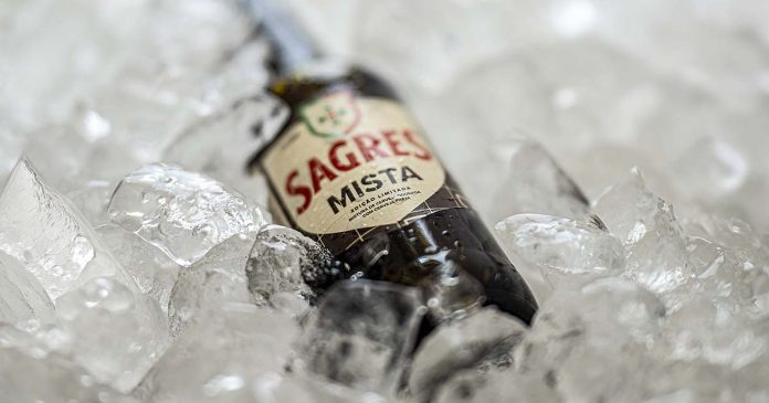 Sagres Mista em garrafa sobre gelo, edição limitada inspirada na tradição portuguesa de misturar cerveja dourada e cerveja preta