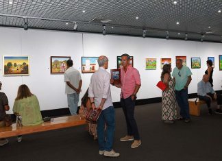 Salão Internacional de Pintura Naïf celebra a 45.ª edição no Casino Estoril Visitantes observam as obras do Salão Internacional de Pintura Naïf na Galeria de Arte do Casino Estoril