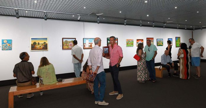 Salão Internacional de Pintura Naïf na Galeria de Arte do Casino Estoril Visitantes observam as obras do Salão Internacional de Pintura Naïf na Galeria de Arte do Casino Estoril