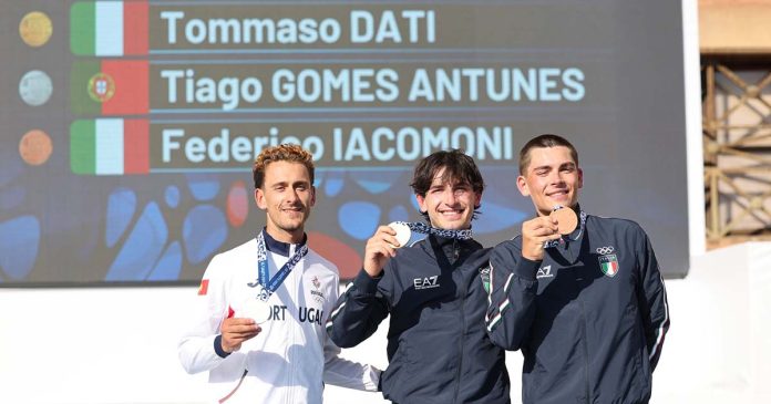 Tiago Antunes com a medalha de Prata no pódio da prova de fundo dos Jogos do Mediterrâneo Taranto 2026