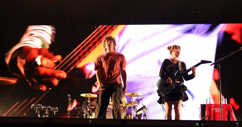 Vocalista Brendan Yates e a guitarrista dos Turnstile atuam ao vivo no palco principal no &uacute;ltimo dia MEO Kalorama 2026