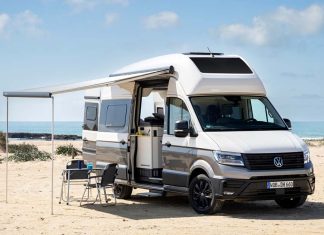 Volkswagen Grand California aumenta a independência energética com energia solar Volkswagen Grand California equipada com sistema de energia solar para aumentar a independência energética durante viagens de autocaravana.