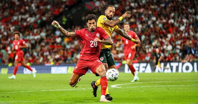 Portugal - Gales: Jo&atilde;o Cancelo disputa a bola sob press&atilde;o de um advers&aacute;rio gal&ecirc;s em Alvalade