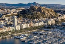 Alicante e Cascais aproximam Mediterrâneo e Atlântico entre turismo, sabores e mar Alicante e Cascais — panorâmica de Alicante com marina e Castelo de Santa Bárbara