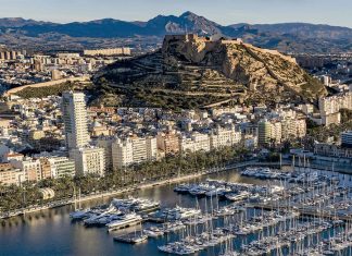 Alicante e Cascais aproximam Mediterrâneo e Atlântico entre turismo, sabores e mar Alicante e Cascais — panorâmica de Alicante com marina e Castelo de Santa Bárbara