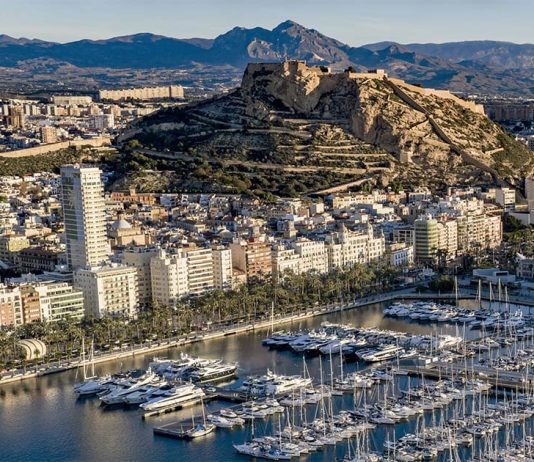 Alicante e Cascais aproximam Mediterrâneo e Atlântico entre turismo, sabores e mar Alicante e Cascais — panorâmica de Alicante com marina e Castelo de Santa Bárbara
